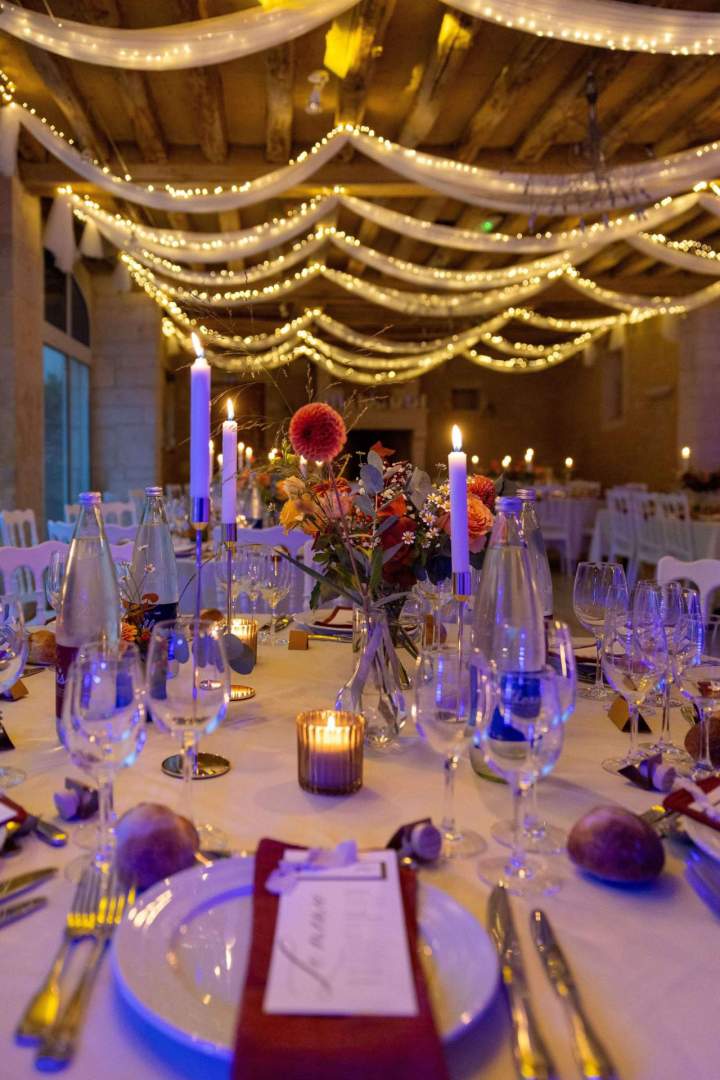 Une maison embellie avec des fleurs régulièrement renouvelées.