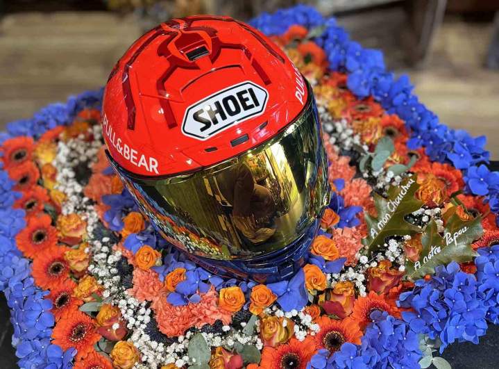 Des arrangements floraux délicats qui honorent la mémoire d’un défunt.