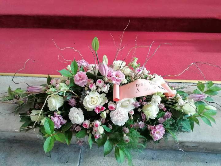Compositions florales pour des funérailles Deuil Argentan
