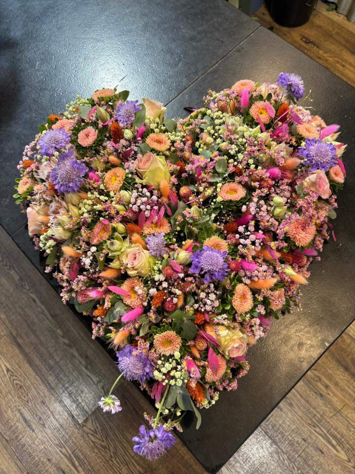 Des arrangements floraux délicats qui honorent la mémoire d’un défunt.